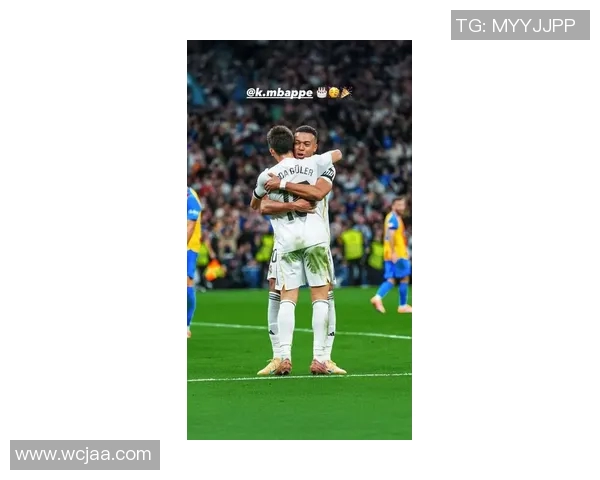 姆巴佩小学时期珍贵合影曝光，与C罗同框引发球迷热议